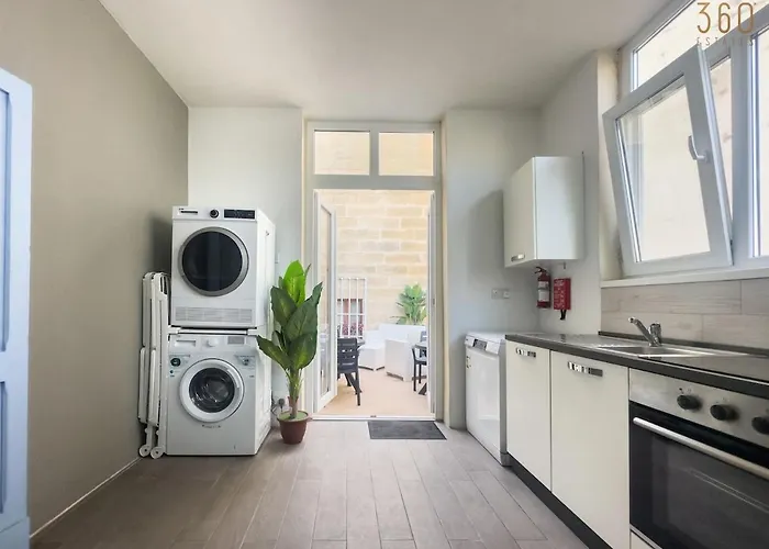 Authentic With Maltese Balcony In Bormla By 360 Estates 아파트 *