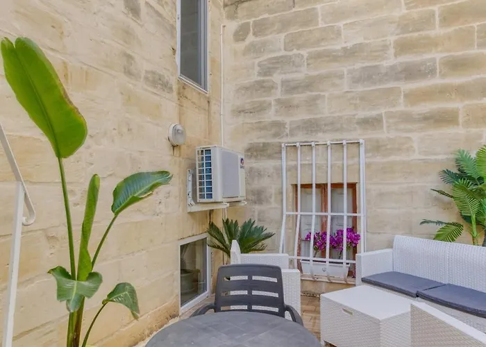 Authentic With Maltese Balcony In Bormla By 360 Estates Appartement